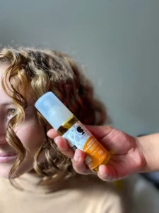 Appliquer une huile sur les boucles