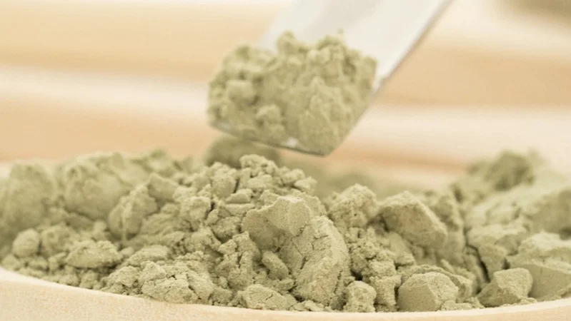 Avec la montée en puissance des soins capillaires naturels en Allemagne, cette poudre minérale s’impose comme une alternative efficace pour purifier le cuir chevelu, réduire les frisottis et sublimer les boucles.